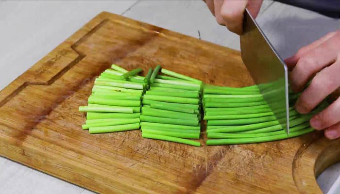 炒蒜苔的家常做法 甜椒炒蒜苔的做法