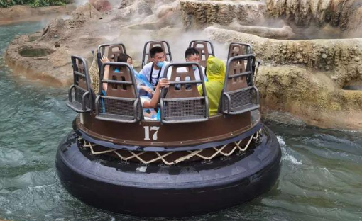 上海迪士尼雷鸣山漂流需要带雨衣吗3