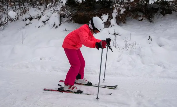 滑雪服里面穿一件卫衣够了吗1